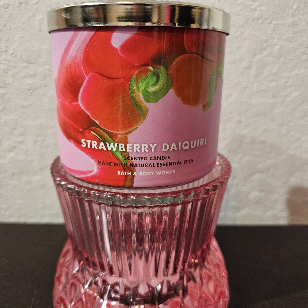 BATH & BODY WORKS 3 WICK STRAWBERRY DAQURI N.I.J